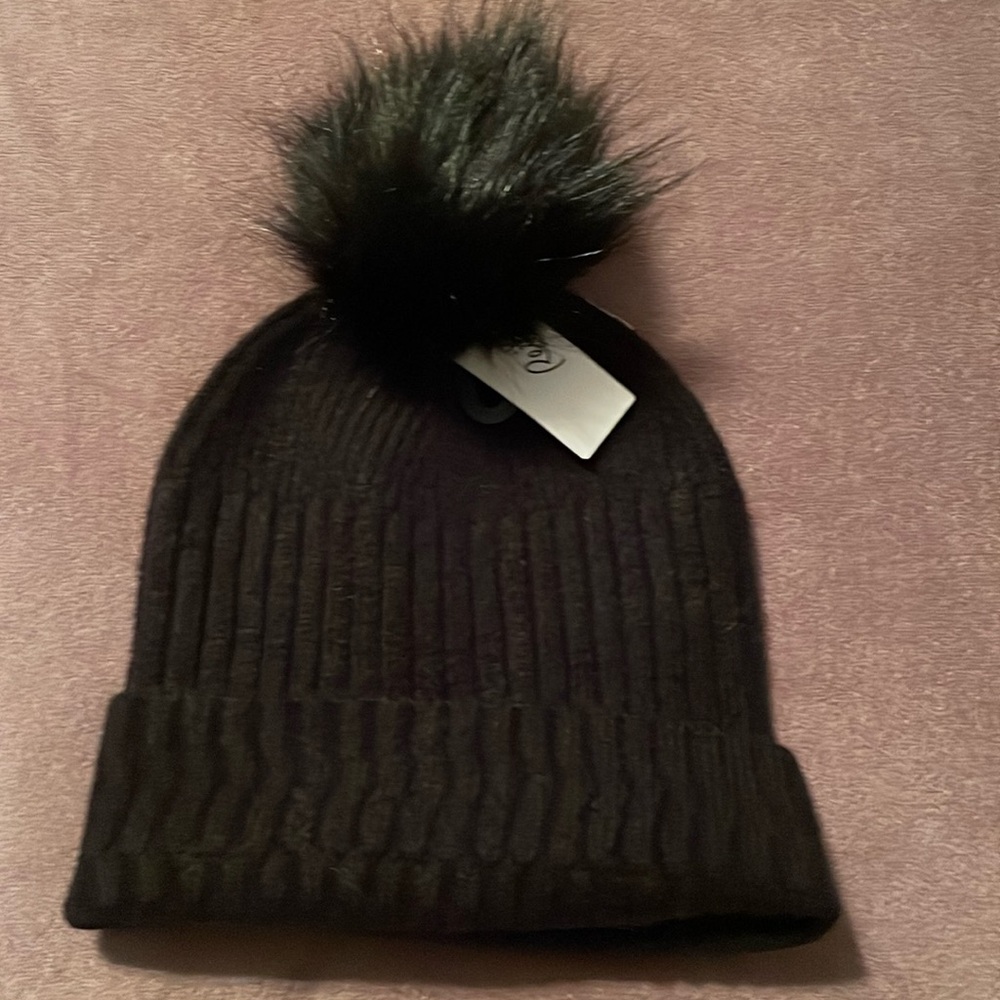 Reitmans black hat with faux fur pompom NWT